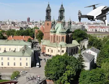 katedra w Poznaniu i dron